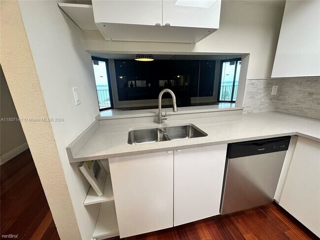 Building Photo - 1 br, 1.5 bath Condo - 520 Brickell Key Dr...