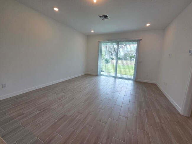 Building Photo - 5690 Divine Dr