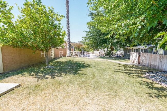 Building Photo - Charming 3-Bedroom Haven with 2 Full Baths...