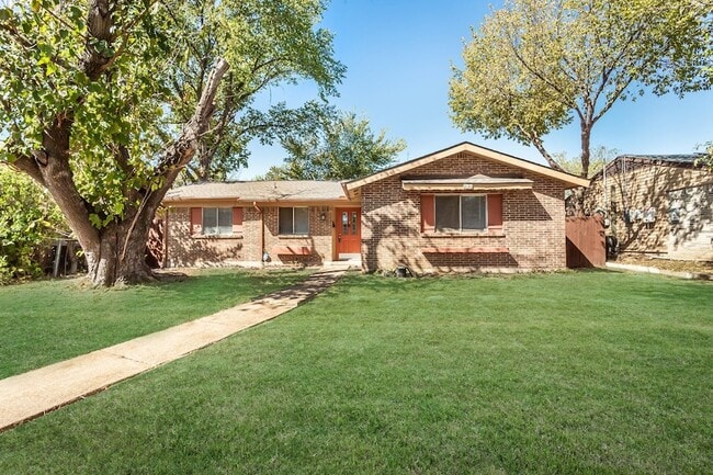 Primary Photo - 2121 Travis Dr