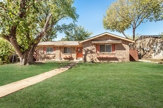 Building Photo - 2121 Travis Dr