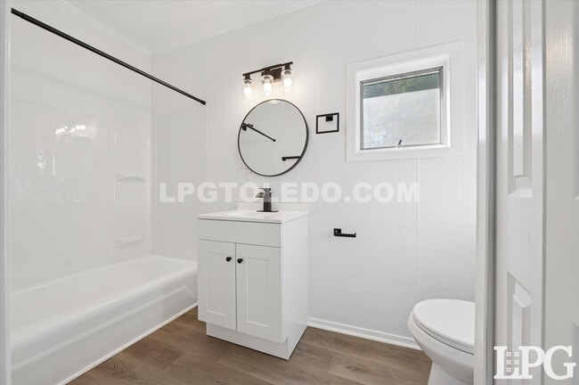 Building Photo - 4013 Caroline Ave