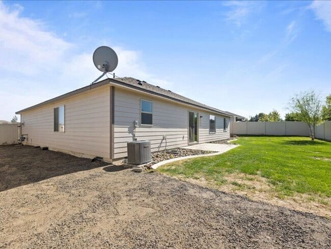 Building Photo - 1016 S Blueberry Pl