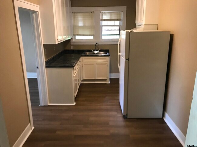 Building Photo - 208 W Phillips St