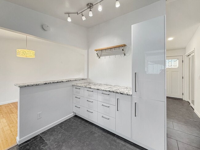 Building Photo - $0 DEPOSIT OPTION. CHARMING 4BED/2.5BATH I...