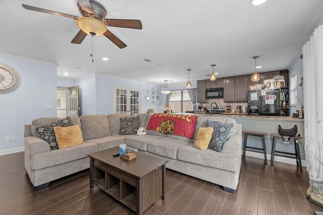 Building Photo - 326 Goldenrod Ct