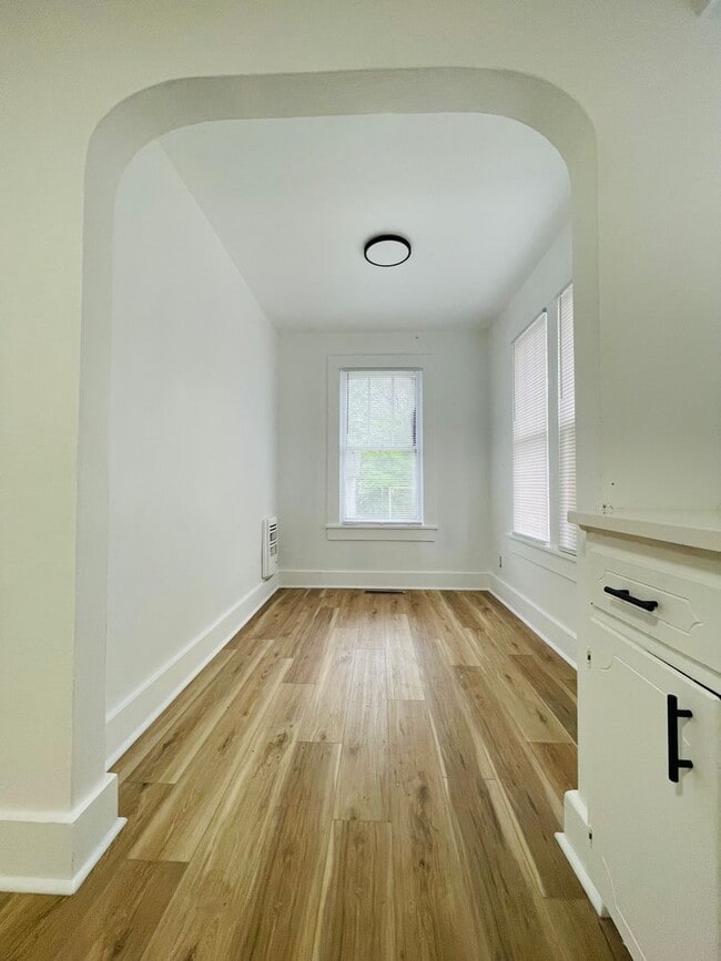 Building Photo - 803 W 23rd St