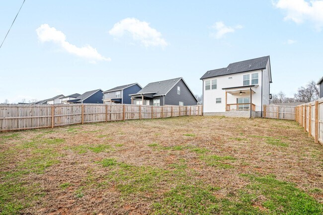 Building Photo - Pet Friendly Three Bedroom!