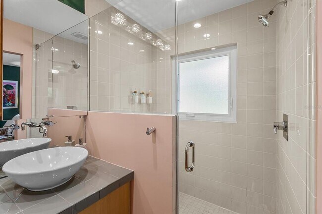 Building Photo - 7739 Westmoreland Dr