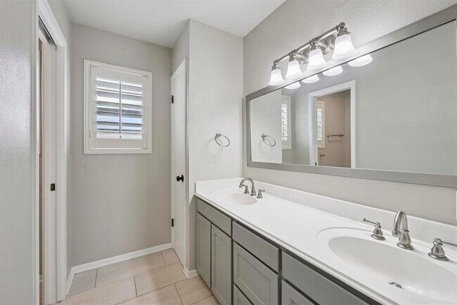 Building Photo - 1135 Ivy Ln