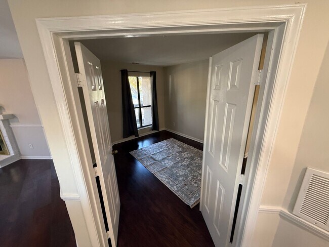 Building Photo - Beautiful Condo minutes from Uptown Charlotte