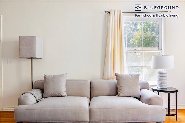 Building Photo - 136 S Roxbury Dr