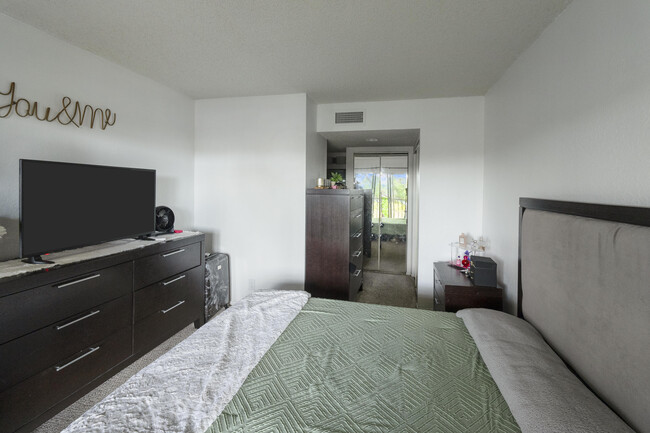 Building Photo - 1518 SE Royal Green Cir