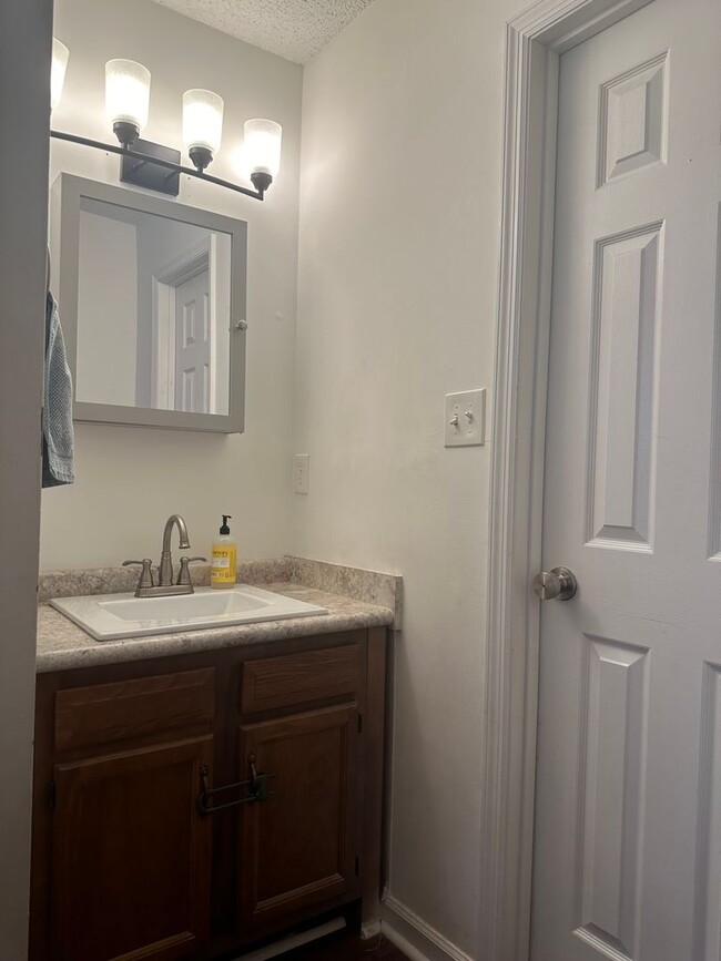 Building Photo - 2 bedroom, 1 Jack-and-Jill bath located on...