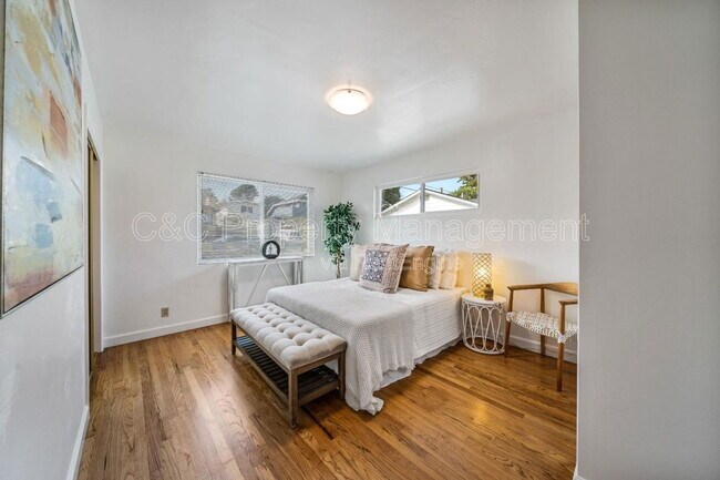 Building Photo - 582 Newton St