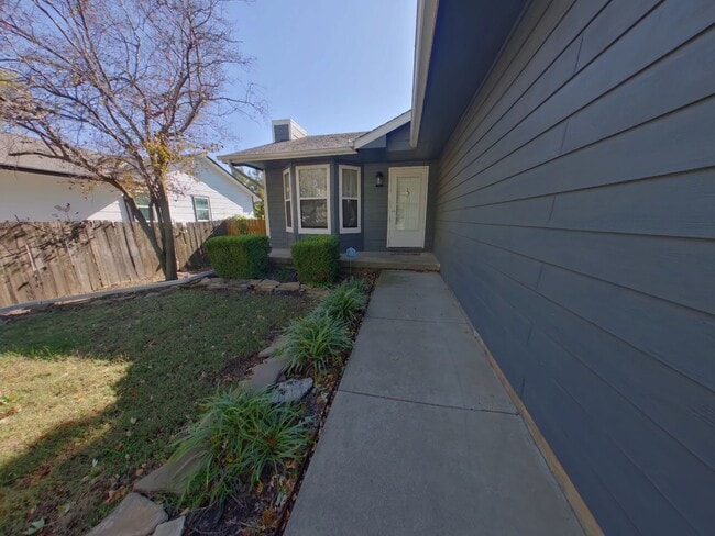 Building Photo - 3 Bedroom Home