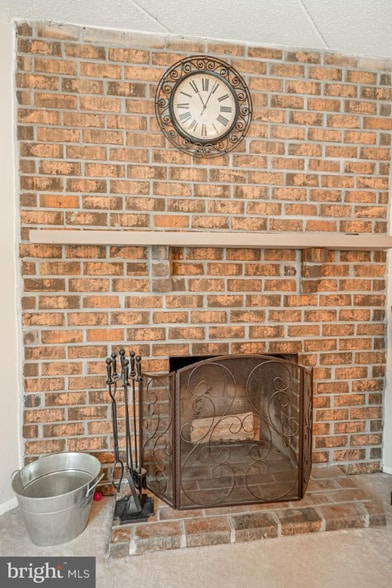 Building Photo - 1906 Valley Dr