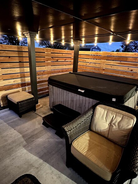 Building Photo - 11000 Springhollow Rd