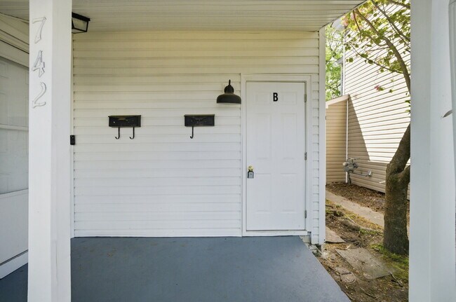 Building Photo - GORGEOUS REMODELED 1 BEDROOM APARTMENT IN HISTORIC PORT NORFOLK!