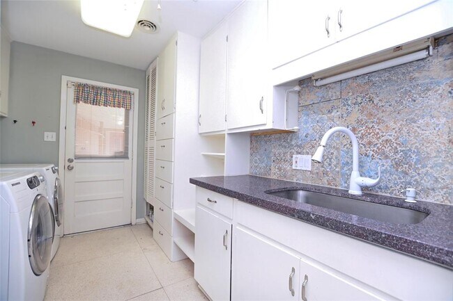 Building Photo - 1215 Briarpark Dr
