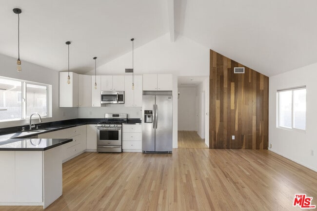 Building Photo - 5712 Buchanan St