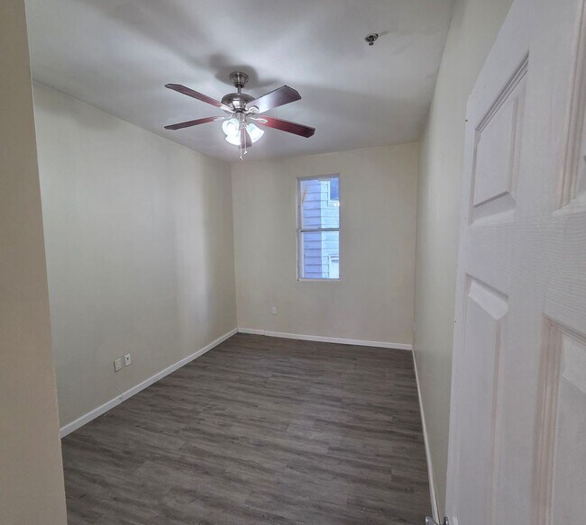 Building Photo - 545 Prescott Ave