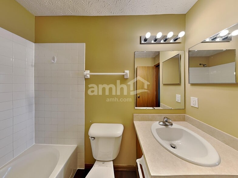 Building Photo - 494 Lockmead Dr