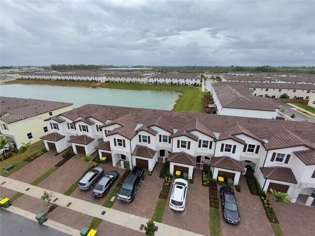 Building Photo - 2833 SE 25th Ave