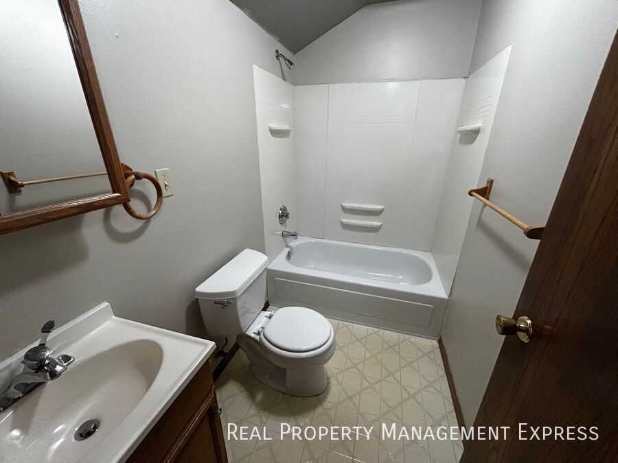 Building Photo - 3 Bedroom 2 Bathroom Home with a Fireplace...