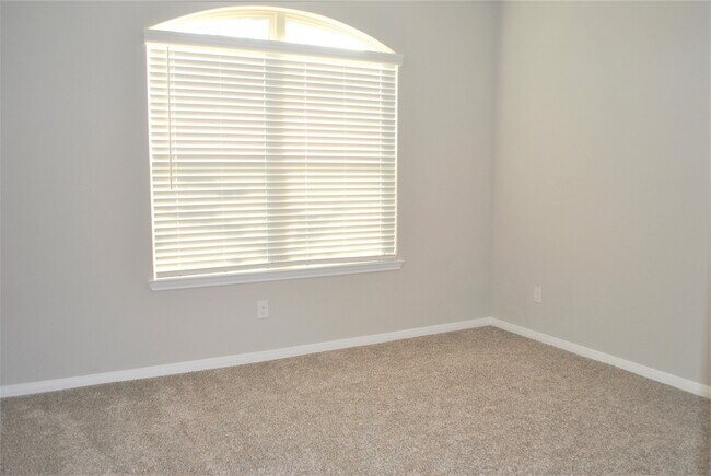 Building Photo - 14131 Lake Lodge Dr