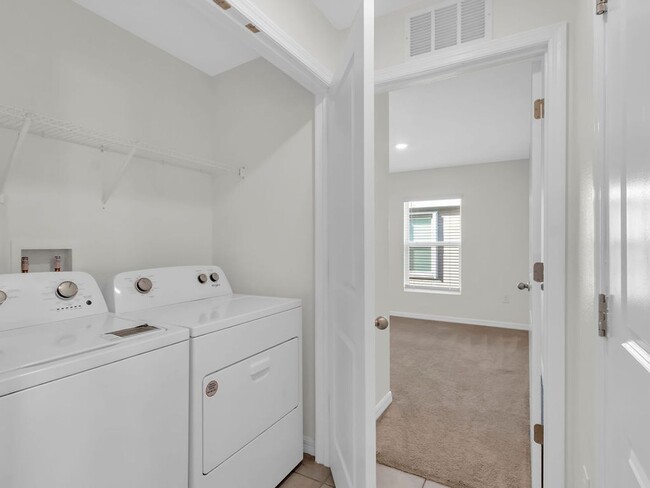 Building Photo - Beautiful 4 bedroom 2 bathroom Single Family House! Like new!