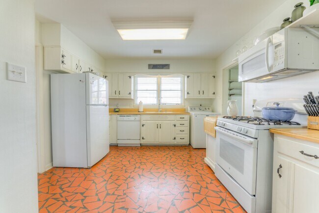 Building Photo - Colonial Acres East Memphis cutie! 3 bedrooms and tons of updates! Appliances included.