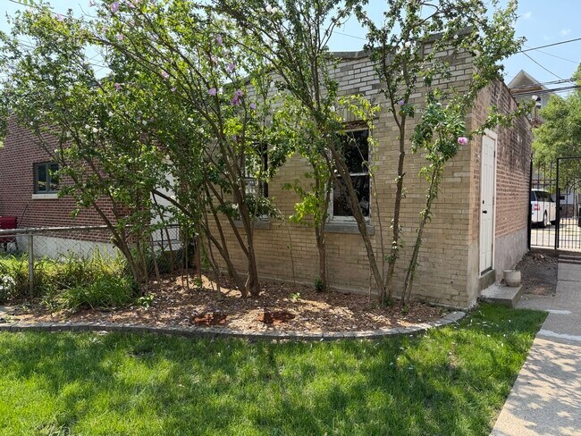 Building Photo - 2036 N Sawyer Ave