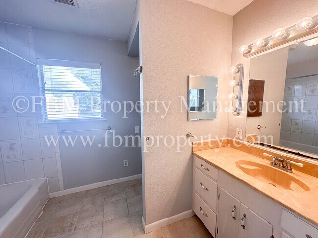 Building Photo - 603 E Lampasas St