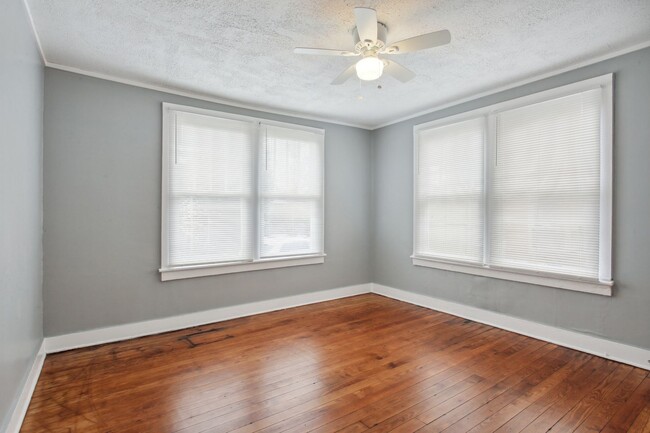 Building Photo - Large 2BR/1BA Downtown Savannah Home For Rent