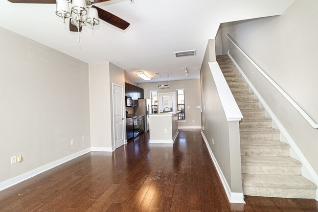 Building Photo - 3 story townhome with Uptown View