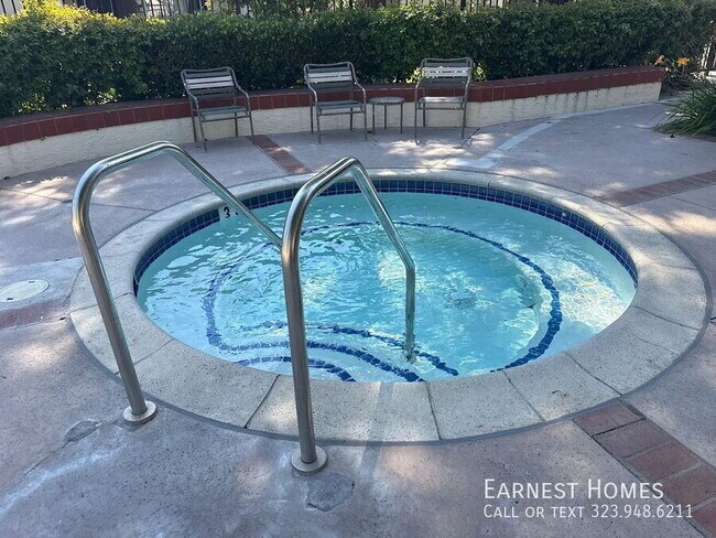 Building Photo - 5606 Las Virgenes Rd
