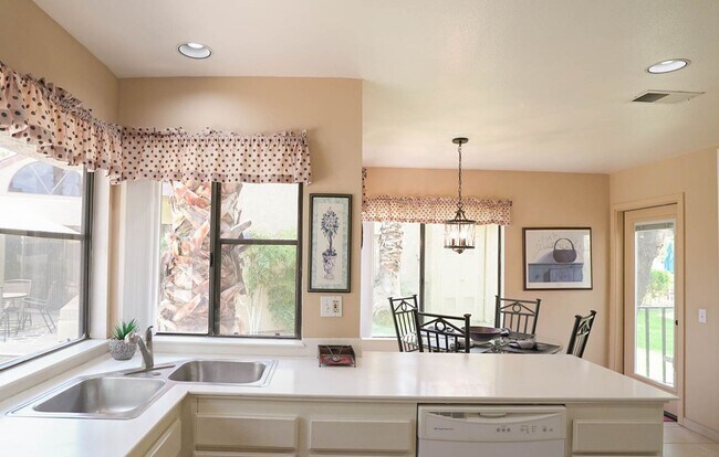 Building Photo - Beautifully Furnished Condo with Mountain Views
