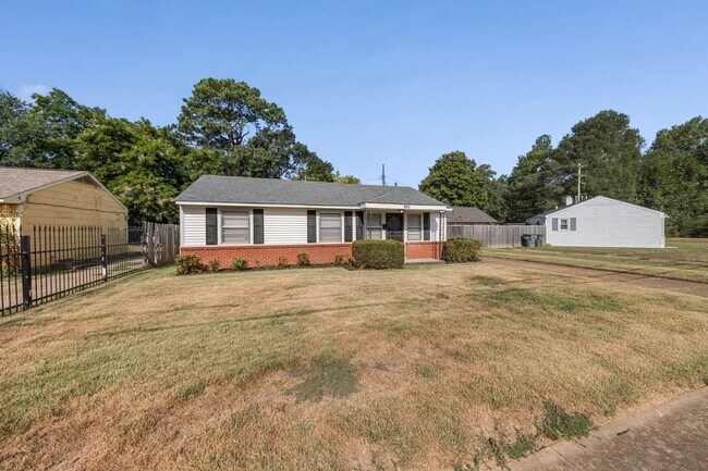 Building Photo - 995 Avon Rd