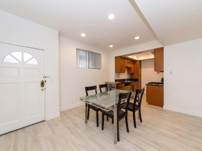 Building Photo - 431 S Kingsley Dr