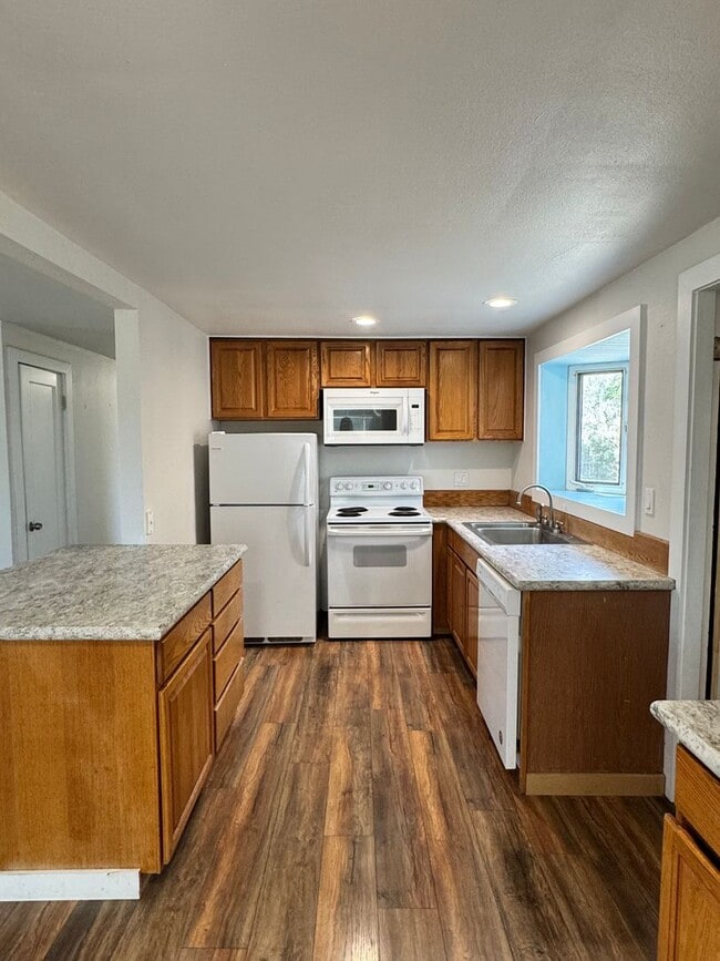 Building Photo - 3 bedroom 1 bathroom remodeled home, w/d h...