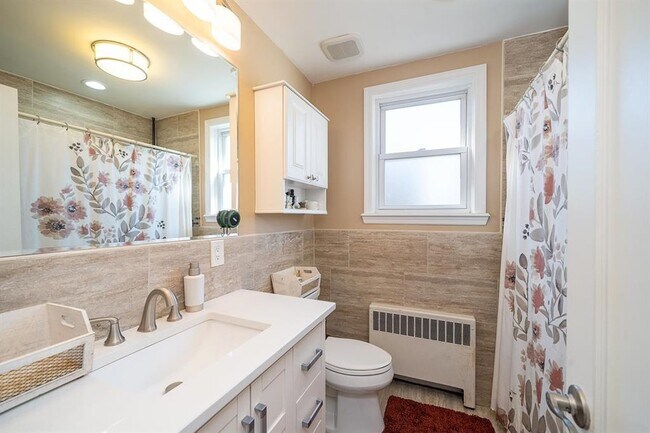 Building Photo - 118 W 46th St