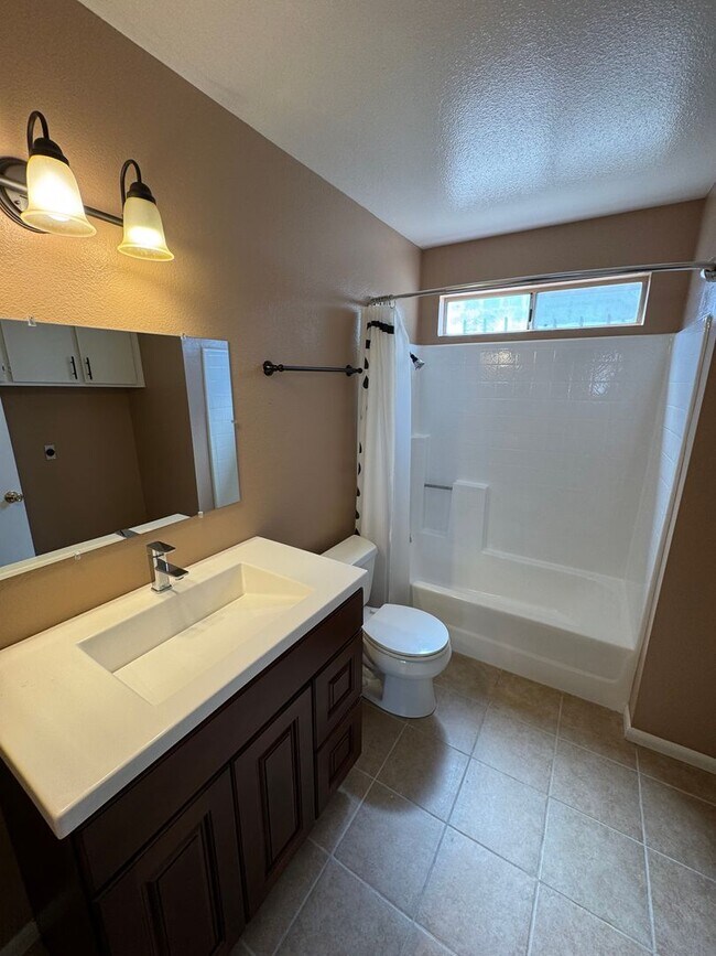 Building Photo - Move in Ready - Spacious 3 bed 2 bath Upda...