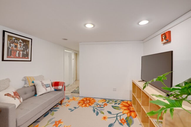 Building Photo - 1017 California Pl S