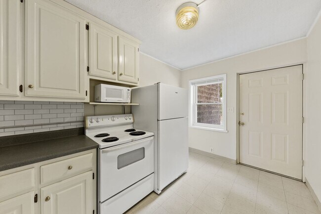 Building Photo - 521 Hawkins Rd