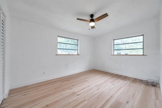 Building Photo - 209 Southeast Jefferson Cir N