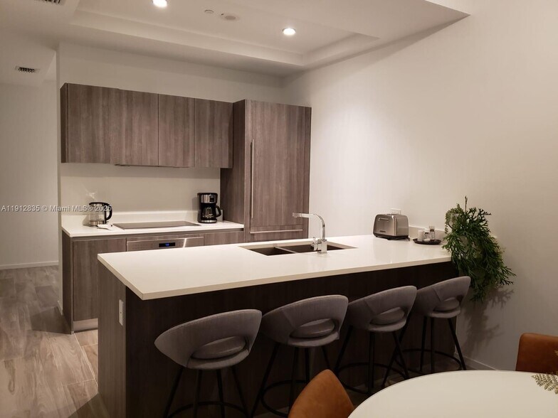 Building Photo - 801 S Miami Ave