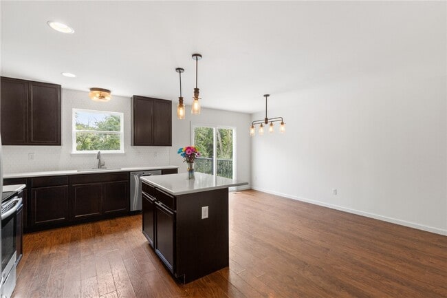 Building Photo - 945 Crestwood Ln