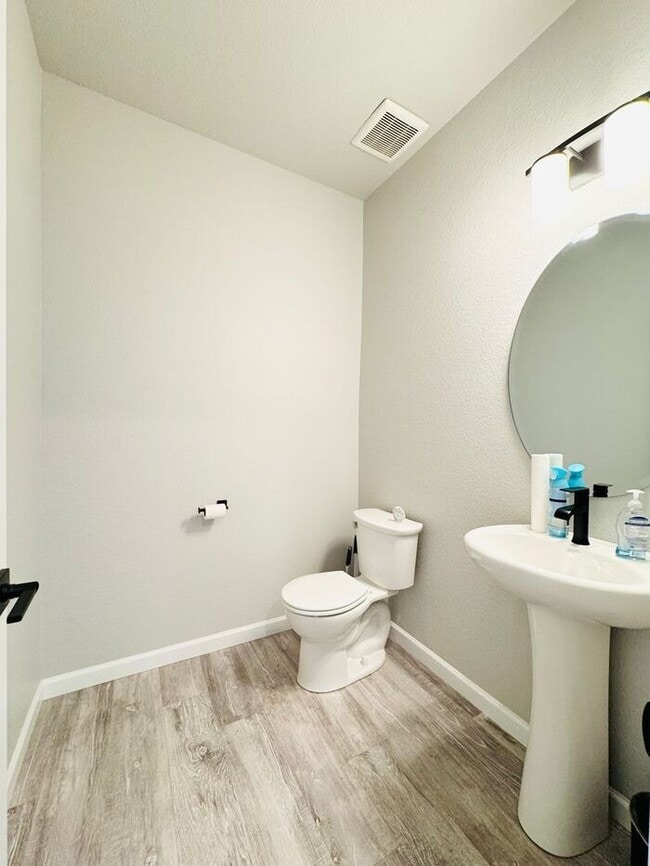 Building Photo - Beautiful 3 bedroom 3.5 bath Townhome Minutes from Downtown Johnstown