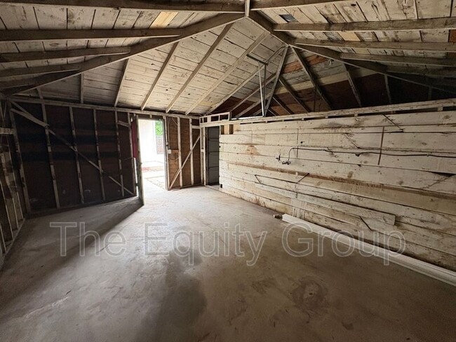 Building Photo - 309 W Noble Ave